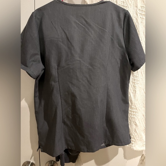 FIGS L Catarina 1 pocket top, FIGS L Zamora joggers, Graphite - Picture 2 of 4